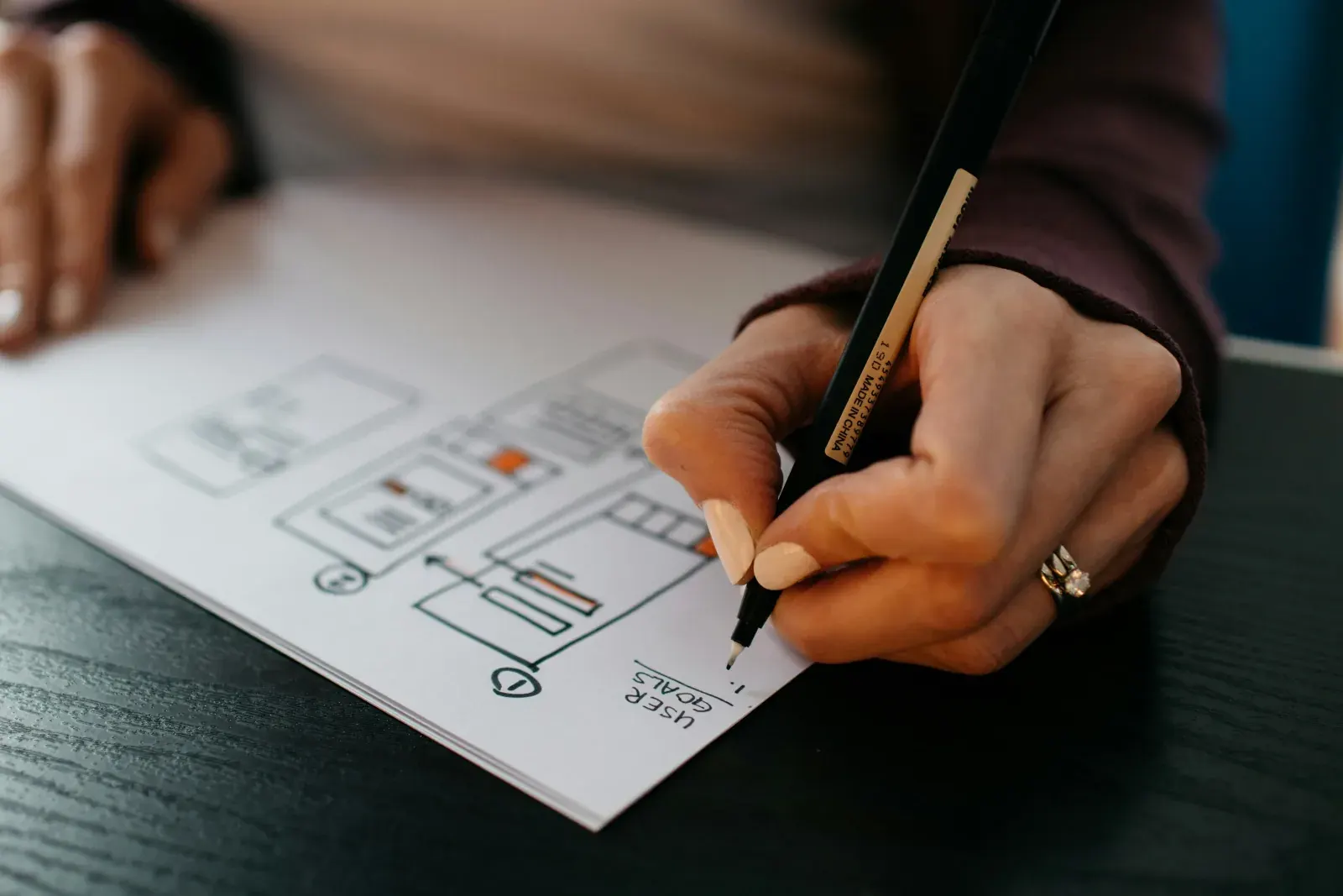 Webdesigner werkt aan maatwerk website op maat